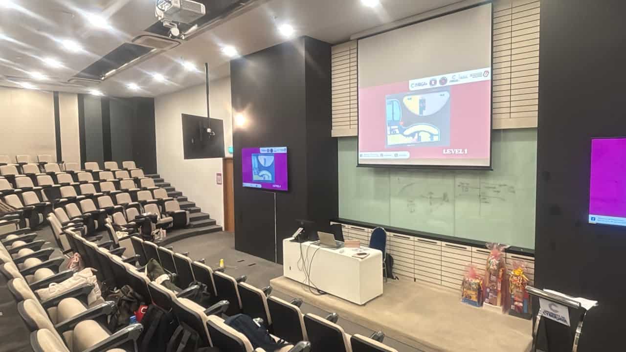Tiered seating and displays in a hybrid lecture hall